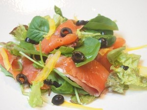 スモークサーモンのカルパッチョ