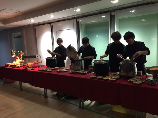 若いパワーにトンキーケータリングは支えられております！若さとガッツで夏を乗り切ります！(笑)