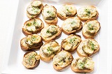ハーブソーセージとチーズのクロスティーニ